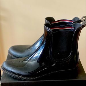 TOMMY HILFIGER SIZE 9 RAIN BOOTS